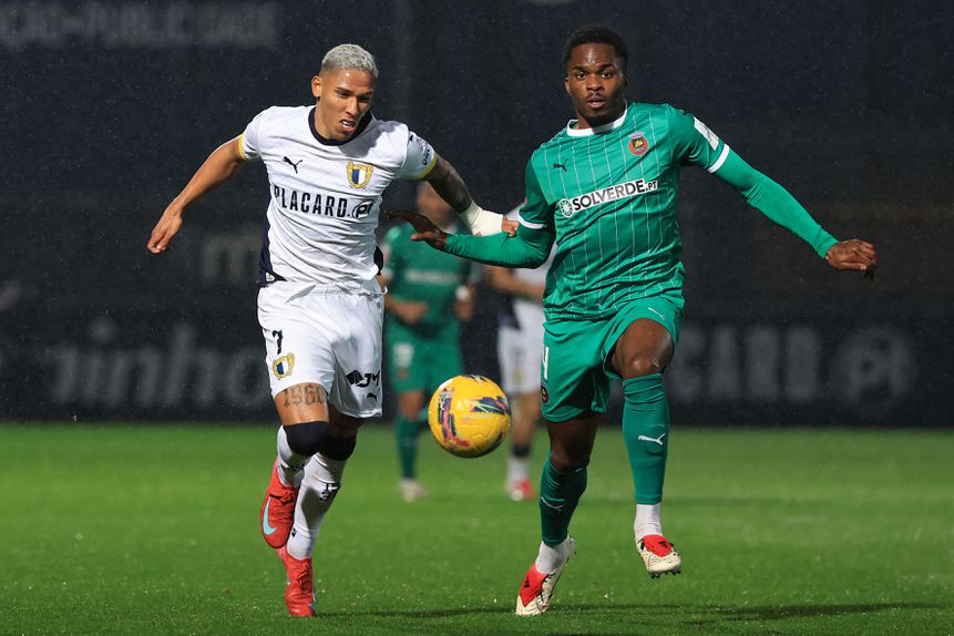 Extremo brasileiro Sorriso, autor do golo do Famalicão, disputa a bola com o lateral-esquerdo inglês Abbey