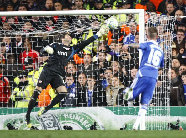 Raul Meireles marca um grande golo pelo Chelsea ao Benfica, na Liga dos Campeões em 2012