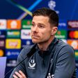 Xabi Alonso, treinador do Bayer Leverkusen, em conferência de imprensa (Foto: IMAGO)