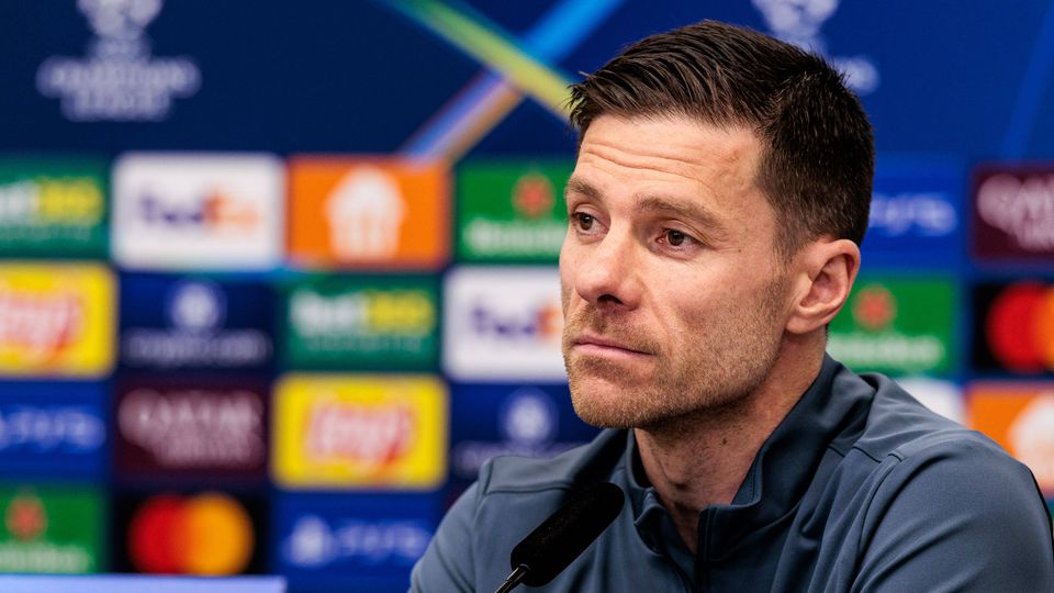 Xabi Alonso, treinador do Bayer Leverkusen, em conferência de imprensa (Foto: IMAGO)