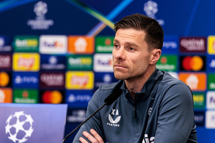 Xabi Alonso, treinador do Bayer Leverkusen, em conferência de imprensa (Foto: IMAGO)