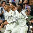 Kilyan Mbappé, Jude Bellingham e Vinícius Júnior celebram juntos um golo do Real Madrid