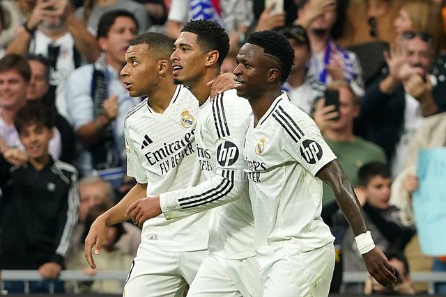 Kilyan Mbappé, Jude Bellingham e Vinícius Júnior celebram juntos um golo do Real Madrid
