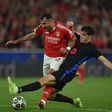 Pavlidis travado em falta por Cubarsí, em lance que valeu o cartão vermelho ao central espanhol no jogo do Estádio da Luz
