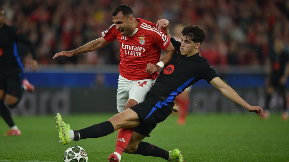 Pavlidis travado em falta por Cubarsí, em lance que valeu o cartão vermelho ao central espanhol no jogo do Estádio da Luz