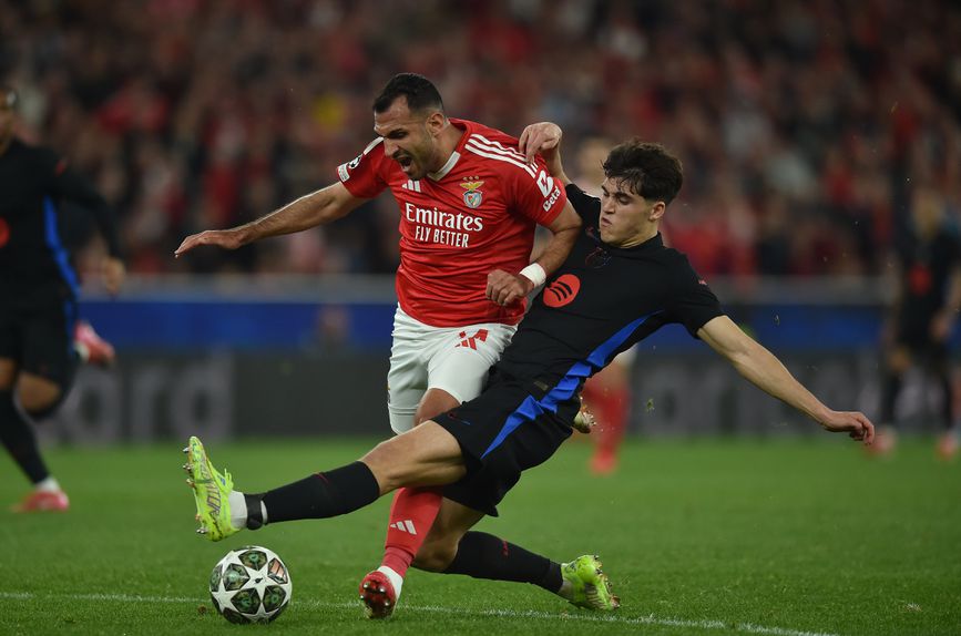 Pavlidis travado em falta por Cubarsí, em lance que valeu o cartão vermelho ao central espanhol no jogo do Estádio da Luz