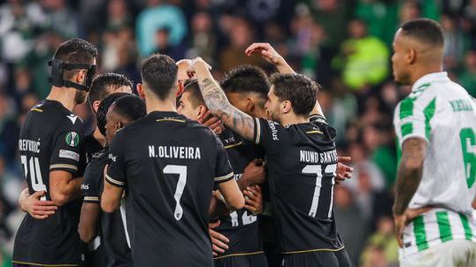 A festa dos jogadores do V. Guimarães após o empate (2-2) com o Betis, no Benito Villamarín