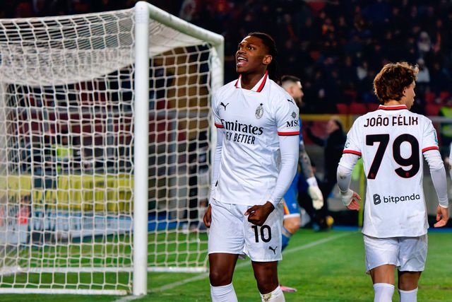 Rafael Leão e João Félix com a camisola do Milan