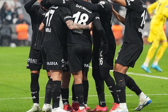 Jogadores do Besiktas a celebrarem o primeiro golo do encontro