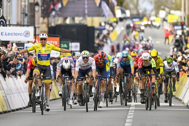Paris-Nice: Bis de Tim Merlier e ligeiro sobressalto para João Almeida