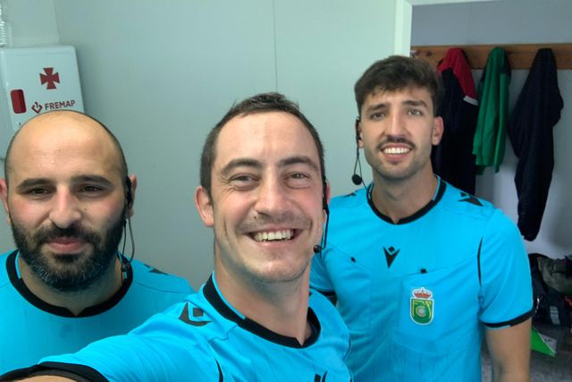 Pedro Gutiérrez, ao centro, é árbitro de futebol, e já apitou jogos da distrital da AF Lisboa