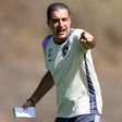 Renato Paiva a orientar um treino do Botafogo