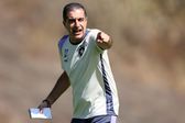 Renato Paiva a orientar um treino do Botafogo