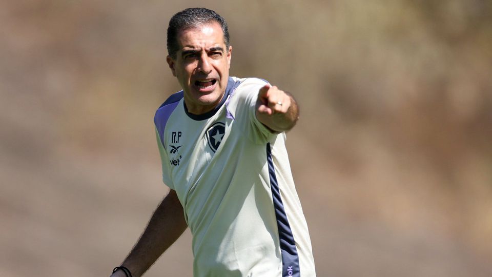 Renato Paiva a orientar um treino do Botafogo