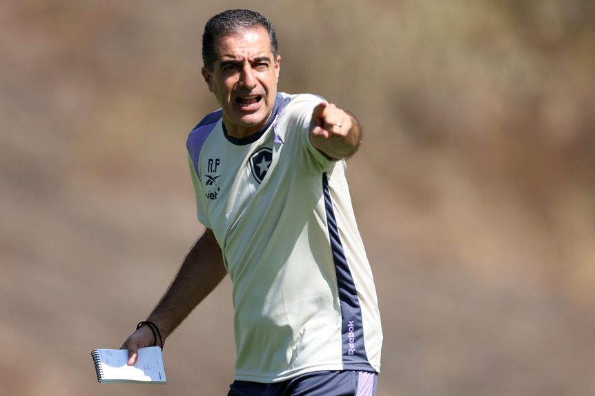 Renato Paiva a orientar um treino do Botafogo