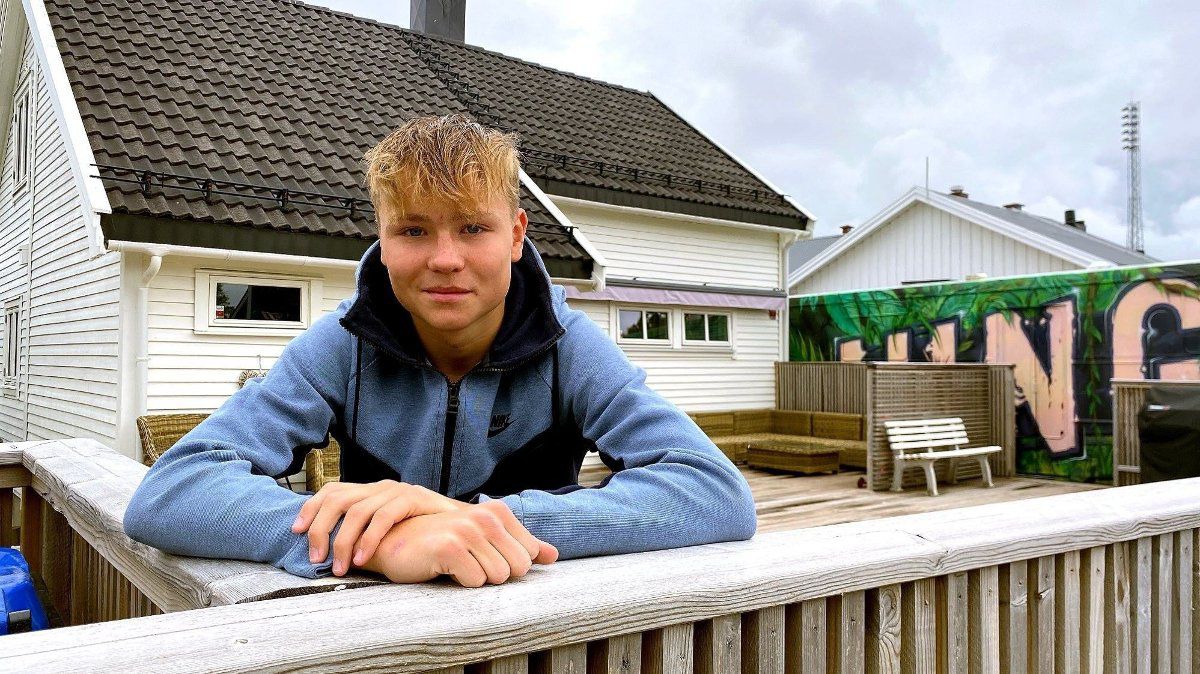 Schjelderup à porta da casa onde vivia em Bodo - Foto: Stian Hogland, NA
