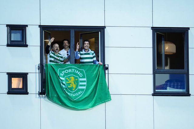Adeptos leoninos a assistir ao treino dos verdes e brancos de um lugar privilegiado - Foto: IMAGO