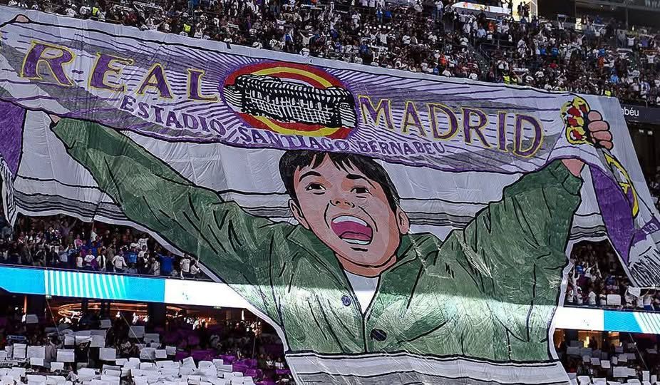 Real Madrid-Juventus (Liga dos Campeões, 22 de outubro de 2025)
Mostra um jovem adepto a erguer um cachecol do clube com a inscrição «Hala Madrid», simbolizando a paixão e o apoio das novas gerações à equipa antes do jogo europeu. 
FOTO: FACEBOOK