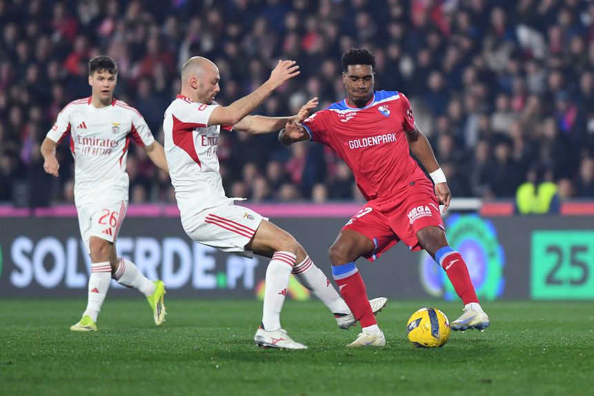 Aursnes em ação no jogo com o Gil Vicente, em Barcelos, no qual se lesionou, a 2 de março — Foto: Rogério Ferreira/Kapta+