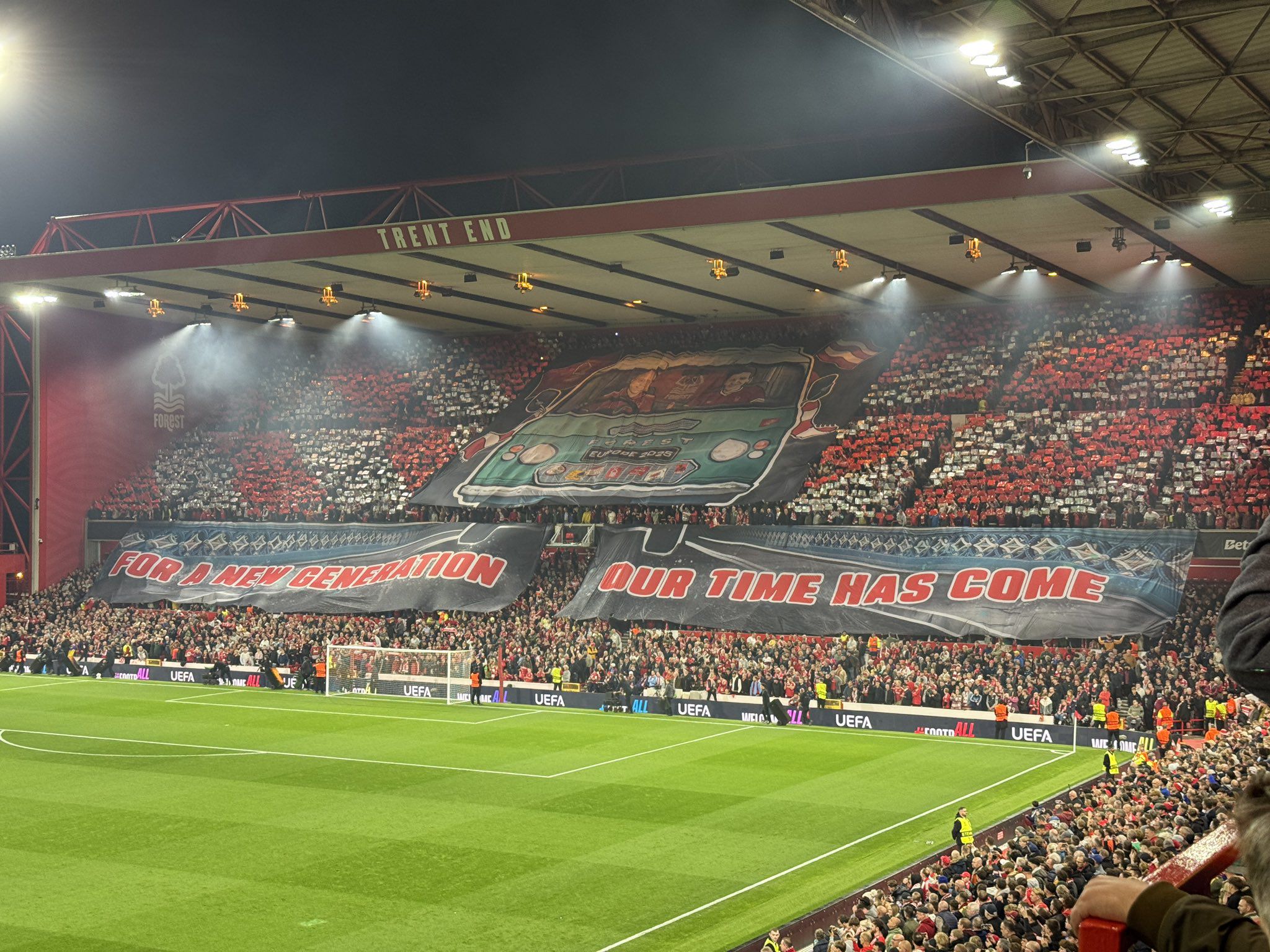 Nottingham Forest-FC Midtjylland (Liga Europa, 2 de outubro de 2025)
Mostra uma carrinha conduzida por adeptos no centro da bancada, acompanhado da frase “Our time has come”, simbolizando o regresso do clube aos grandes palcos europeus.
FOTO: X
