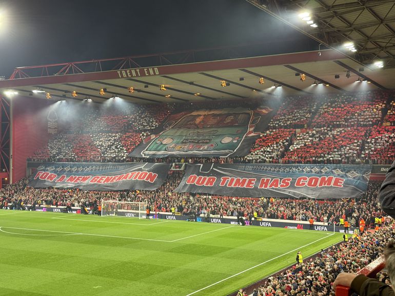 Nottingham Forest-FC Midtjylland (Liga Europa, 2 de outubro de 2025)
Mostra uma carrinha conduzida por adeptos no centro da bancada, acompanhado da frase “Our time has come”, simbolizando o regresso do clube aos grandes palcos europeus.
FOTO: X