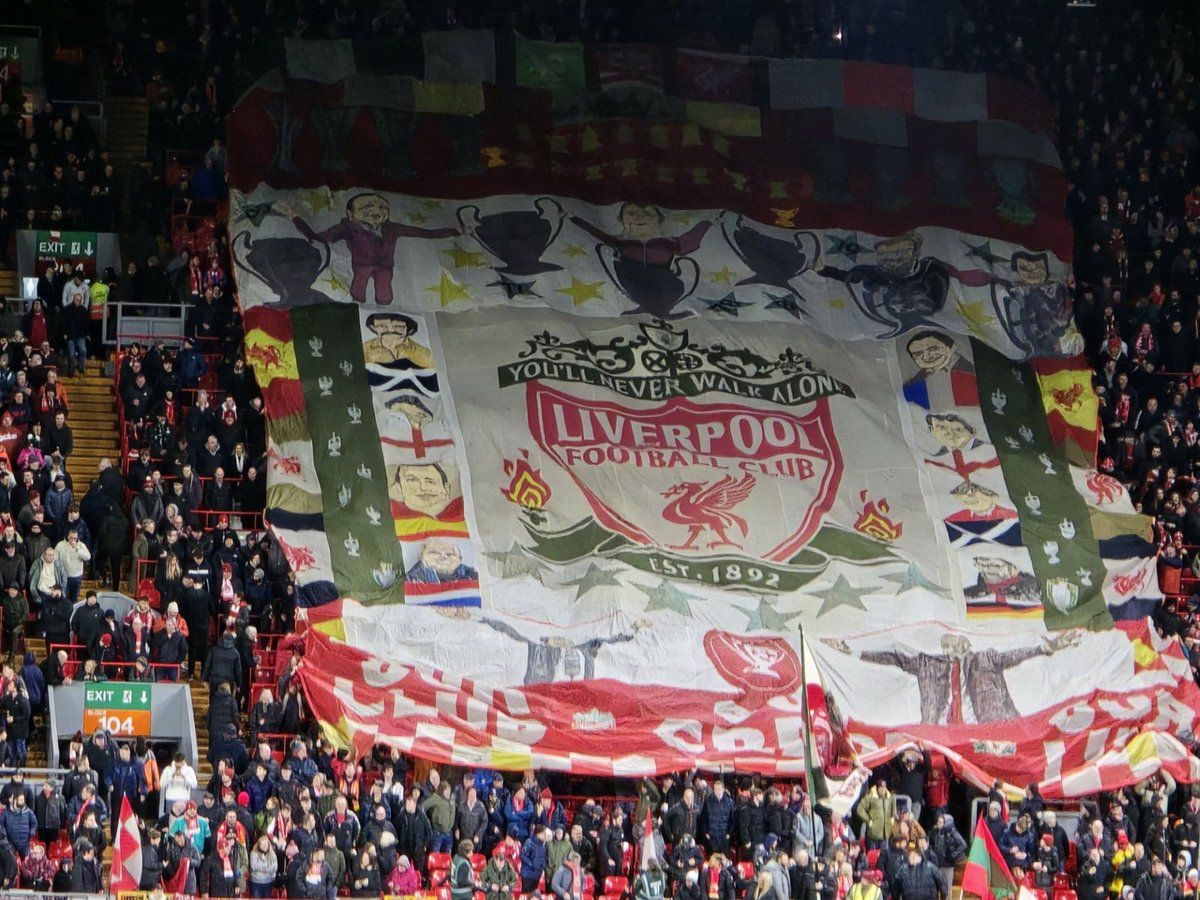 Liverpool-PSV Eindhoven (Liga dos Campeões, 26 de novembro de 2025)
Destaca o emblema do clube rodeado por taças da UEFA Champions League, celebrando a história e o sucesso europeu dos `reds´
FOTO: X