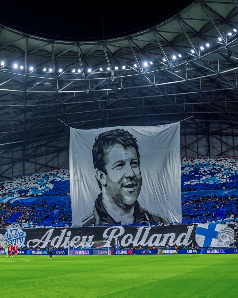 Marselha-Liverpool (Liga dos Campeões, 21 de janeiro de 2026)
Uma homenagem a Rolland Courbis, figura muito conhecida ligada ao Marselha, teve uma relação muito forte com o clube e foi uma personalidade marcante do futebol francês
FOTO: X