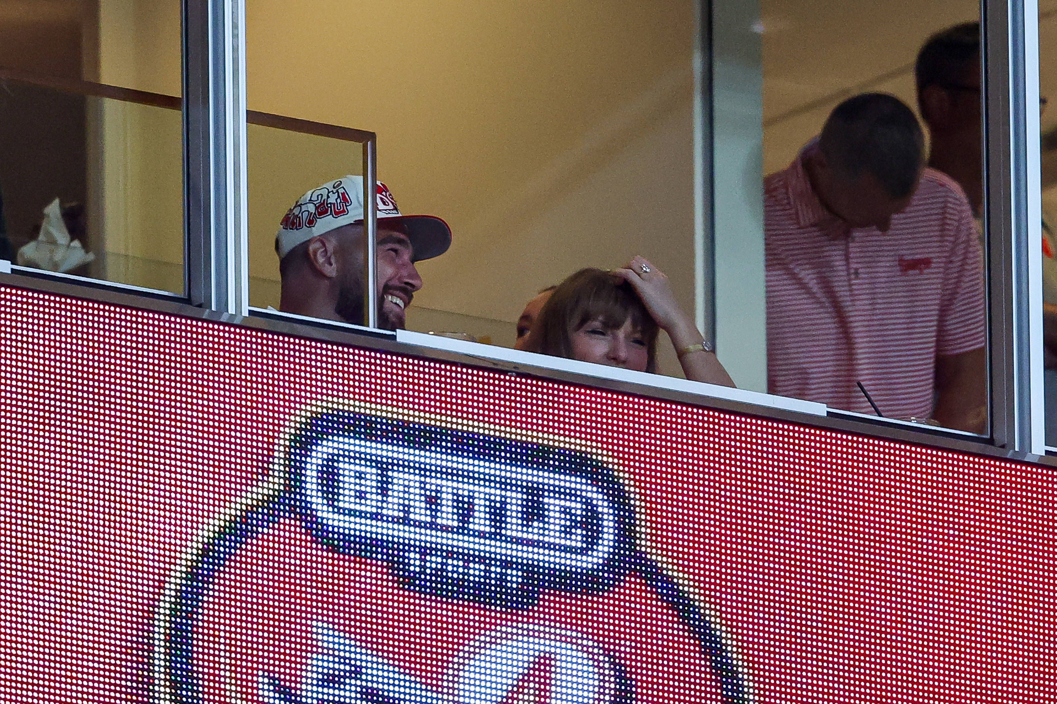 Travis Kelce e Taylor Swift  - Foto: Imago