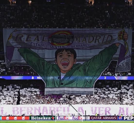 Real Madrid-Juventus (Liga dos Campeões, 22 de outubro de 2025)
Mostra um jovem adepto a erguer um cachecol do clube com a inscrição «Hala Madrid», simbolizando a paixão e o apoio das novas gerações à equipa antes do jogo europeu. 
FOTO: FACEBOOK