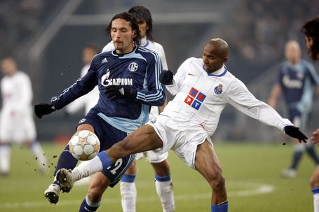 Kuranyi numa disputa de bola com Paulo Assunção, com Lucho González a ver de perto - Foto: IMAGO