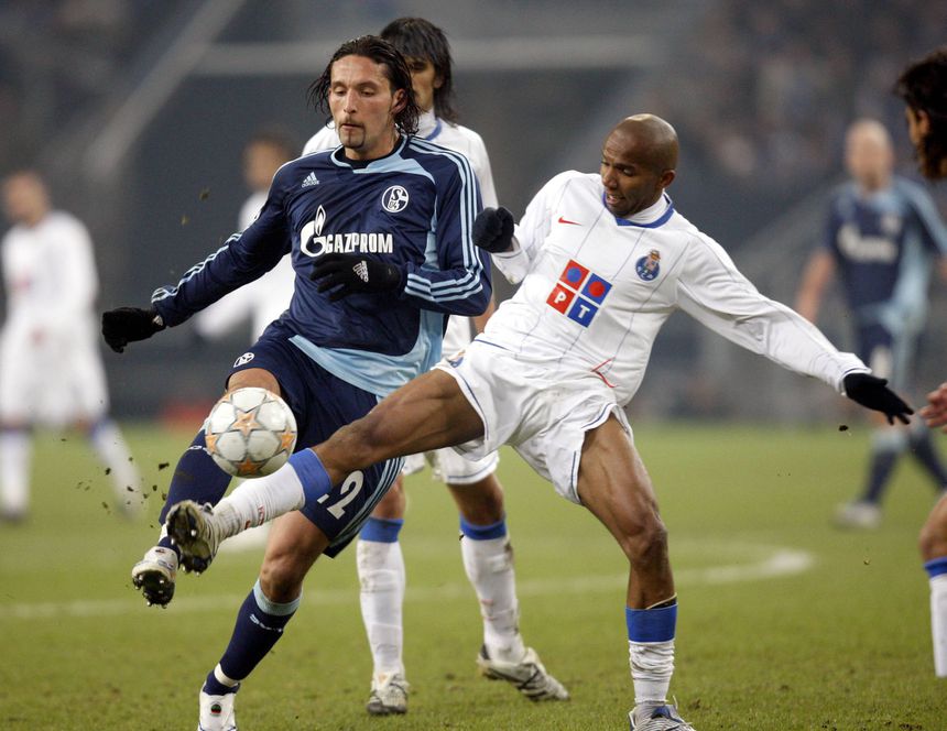 Kuranyi numa disputa de bola com Paulo Assunção, com Lucho González a ver de perto - Foto: IMAGO