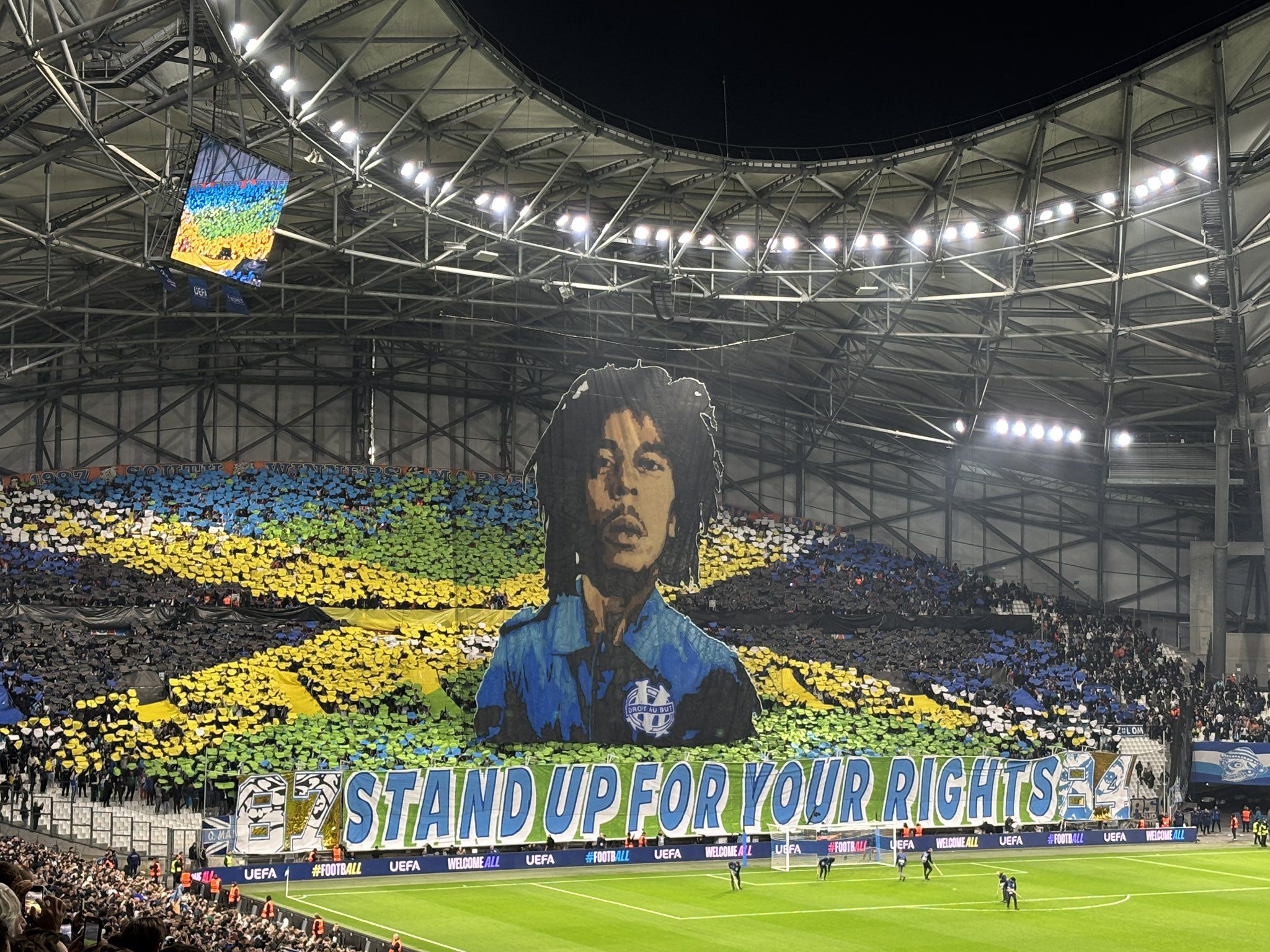 Marselha-Atalanta (Liga dos Campeões, 5 de novembro de 2025)
Retrata Bob Marley e inclui referências às suas músicas «Get Up, Stand Up» e «Don’t Give Up the Fight», transmitindo uma mensagem de resistência e incentivo à equipa.
FOTO: X