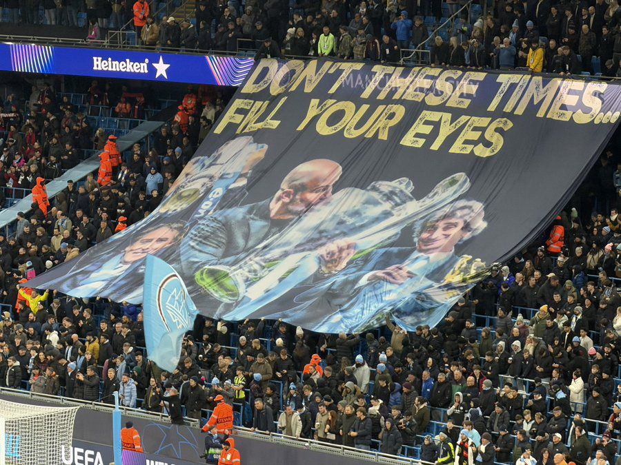 Manchester City-Bayer Leverkusen (Liga dos Campeões, 25 de novembro de 2025)
Mostra treinados do clube a erguer troféus, recordando momentos históricos e celebrando o sucesso recente da equipa nas competições europeias.
FOTO: X