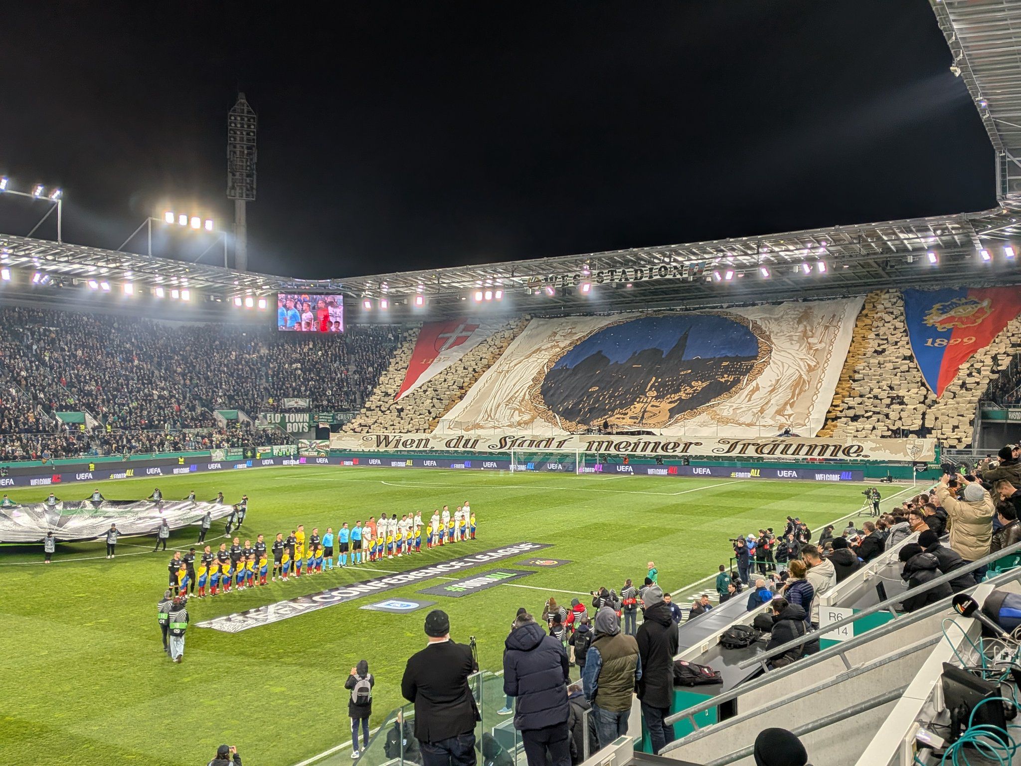 Rapid Viena-CSU Craiova (Liga Conferência, 6 de novembro de 2025)
Retrata a silhueta de Viena acompanhada da frase «Viena, cidade dos meus sonhos», destacando a forte ligação entre o clube, a cidade e os seus adeptos antes do jogo europeu.
FOTO: X