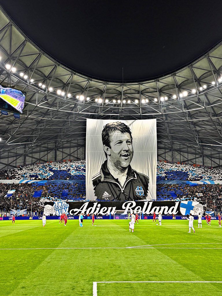 Marselha-Liverpool (Liga dos Campeões, 21 de janeiro de 2026)
Uma homenagem a Rolland Courbis, figura muito conhecida ligada ao Marselha, teve uma relação muito forte com o clube e foi uma personalidade marcante do futebol francês
FOTO: X