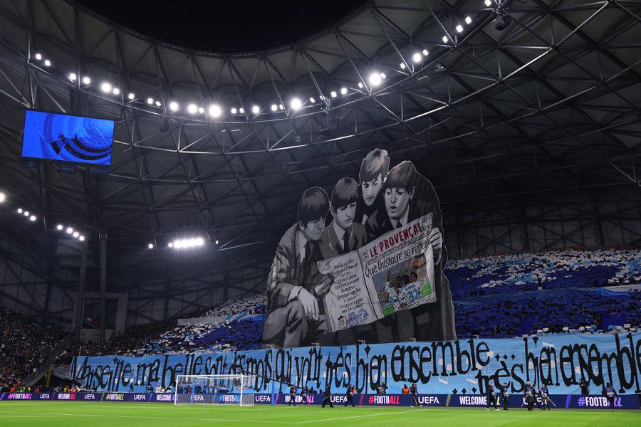 Marselha-Liverpool (Liga dos Campeões, 21 de janeiro de 2026)
A imagem mostra os quatro membros da banda britânica The Beatles a ler um jornal. O jornal tem como título «Que a história se repita»
FOTO: X