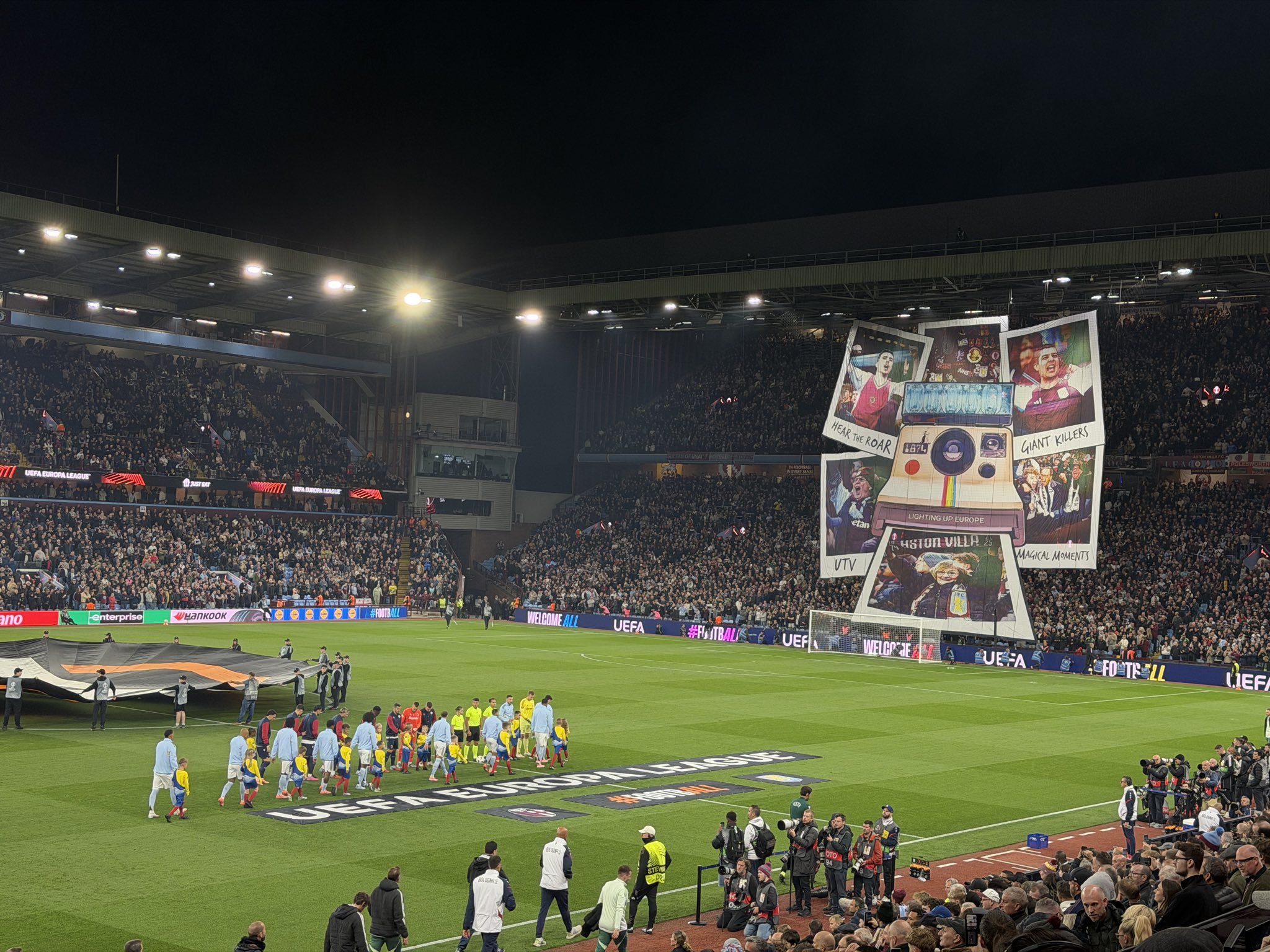 Aston Villa-Bologna (Liga Europa, 25 de setembro de 2025)
Apresenta uma câmara antiga rodeada de fotografias com momentos marcantes do clube, celebrando a história europeia e os grandes feitos da equipa.
FOTO: X