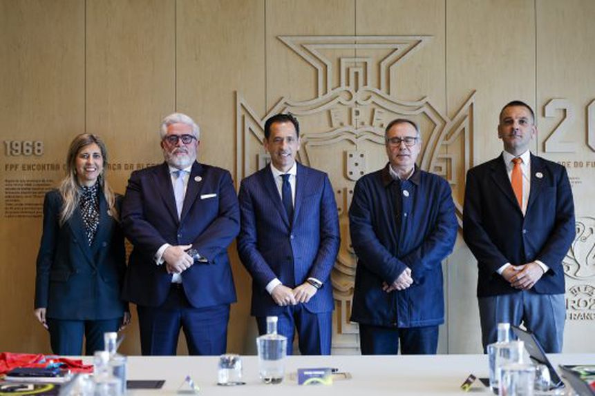 Pedro Proença, presidente da FPF, com o novo Comité de Ética, liderado por Emanuel Medeiros (foto: FPF)