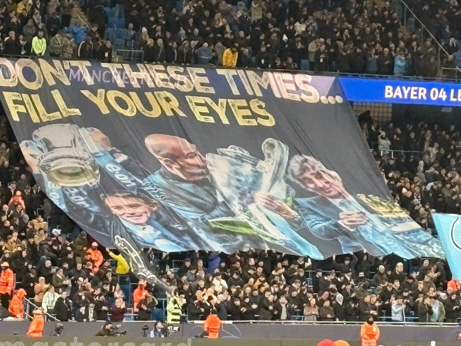 Manchester City-Bayer Leverkusen (Liga dos Campeões, 25 de novembro de 2025)
Mostra treinados do clube a erguer troféus, recordando momentos históricos e celebrando o sucesso recente da equipa nas competições europeias.
FOTO: X