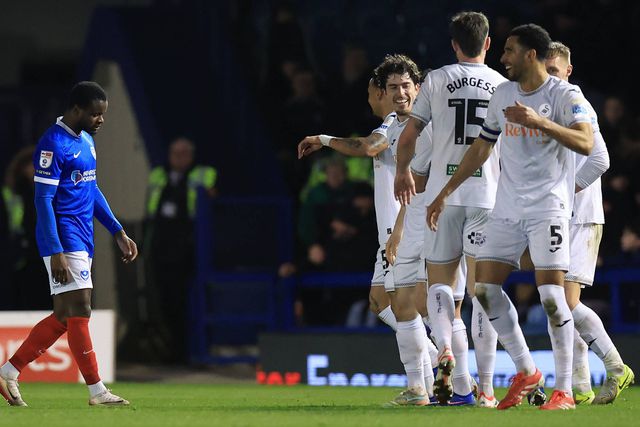 Swansea de Vítor Matos vence em Portsmouth e sobe ao 10.º lugar