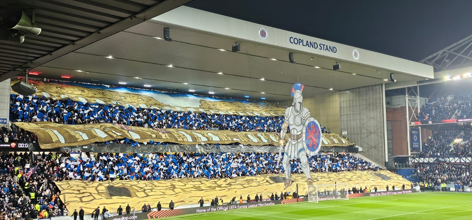 Rangers-Roma (Liga Europa, 6 de novembro de 2025)
Evidencia um guerreiro espartano, símbolo de força, coragem e batalha, representando o espírito combativo da equipa escocesa num jogo europeu.
FOTO: FACEBOOK