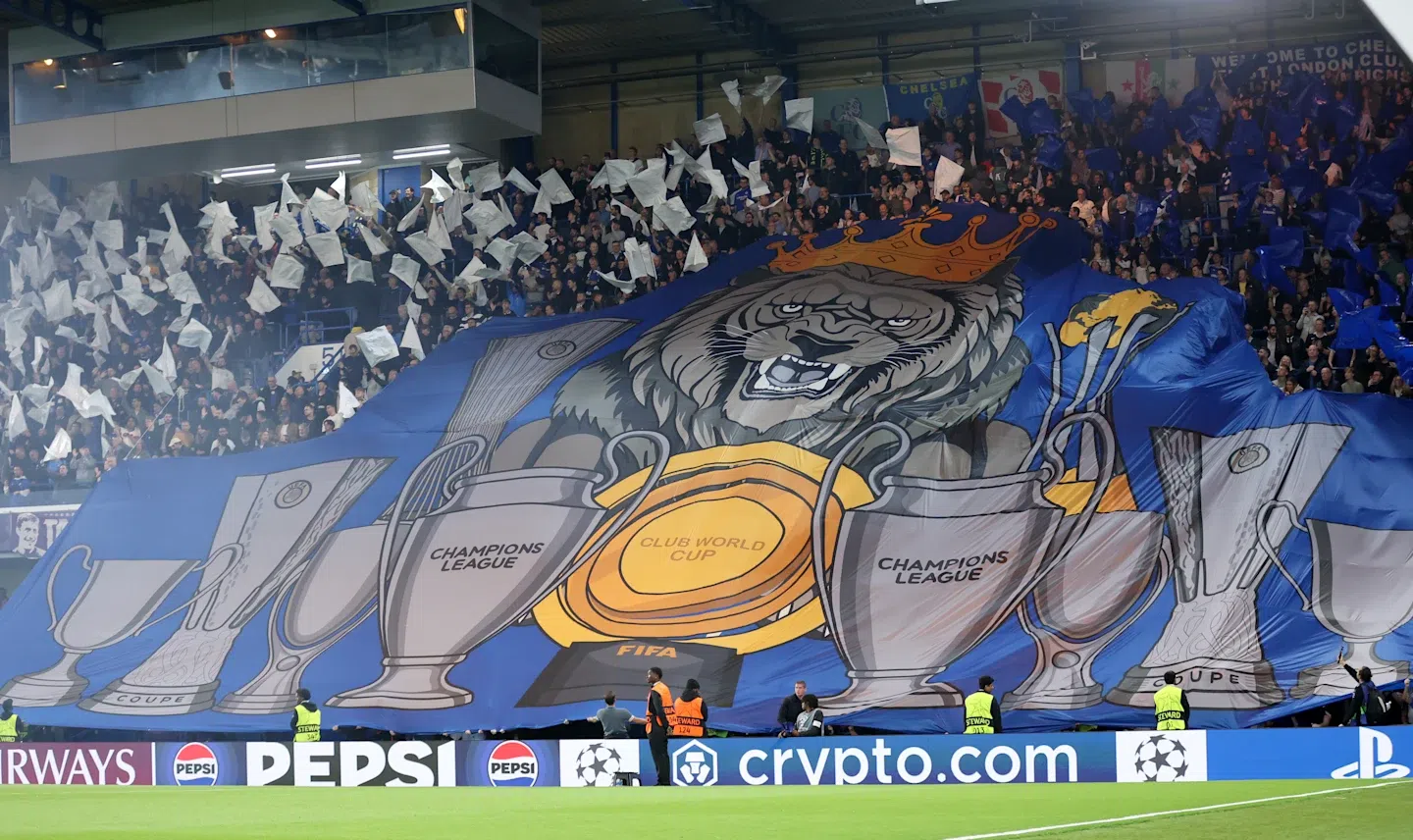 Chelsea-Benfica (Liga dos Campeões, 30 de setembro de 2025)
Apresenta um leão, símbolo do clube, rodeado por troféus da Liga dos Campeôes, destacando a ambição e a história europeia da equipa antes do jogo.
FOTO: SITE OFICIAL DO CHELSEA