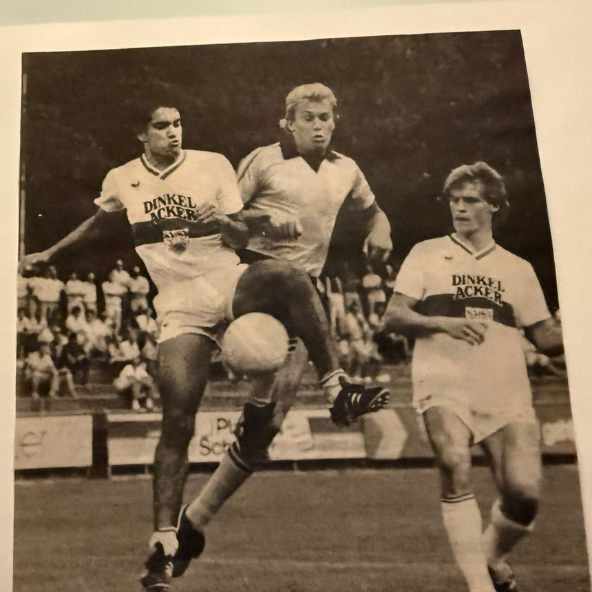 Victor Lopes em ação pelo Estugarda, clube que representou na década de 1980 - foto: D.R.