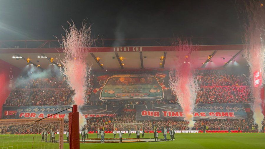 Nottingham Forest-FC Midtjylland (Liga Europa, 2 de outubro de 2025)
Mostra uma carrinha conduzida por adeptos no centro da bancada, acompanhado da frase “Our time has come”, simbolizando o regresso do clube aos grandes palcos europeus.
FOTO: X
