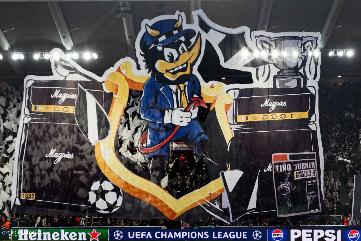 Newcastle United-Barcelona (Liga dos Campeões, 18 de setembro de 2025)
Ilustra uma figura caricata a arrombar um cofre com um troféu no interior, simbolizando a ambição do clube em conquistar títulos e reafirmar-se nas competições europeias. 
FOTO: X