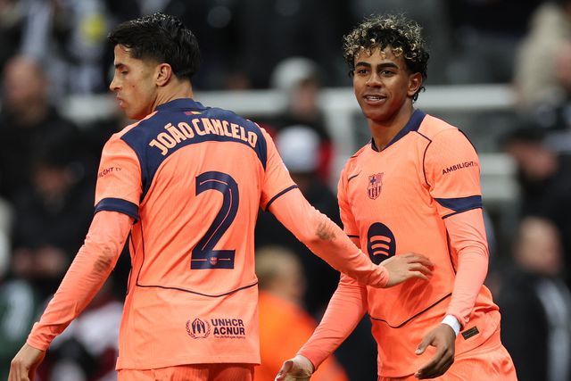 João Cancelo e Lamine Yamal (EPA/ADAM VAUGHAN)