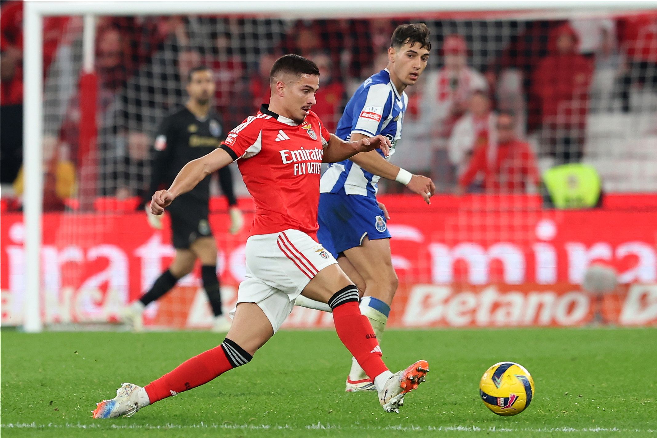 Ivanovic entrou bem no clássico com o FC Porto e ofereceu o golo do empate a Leandro Barreiro — Foto: Catarina Morais/Kapta+