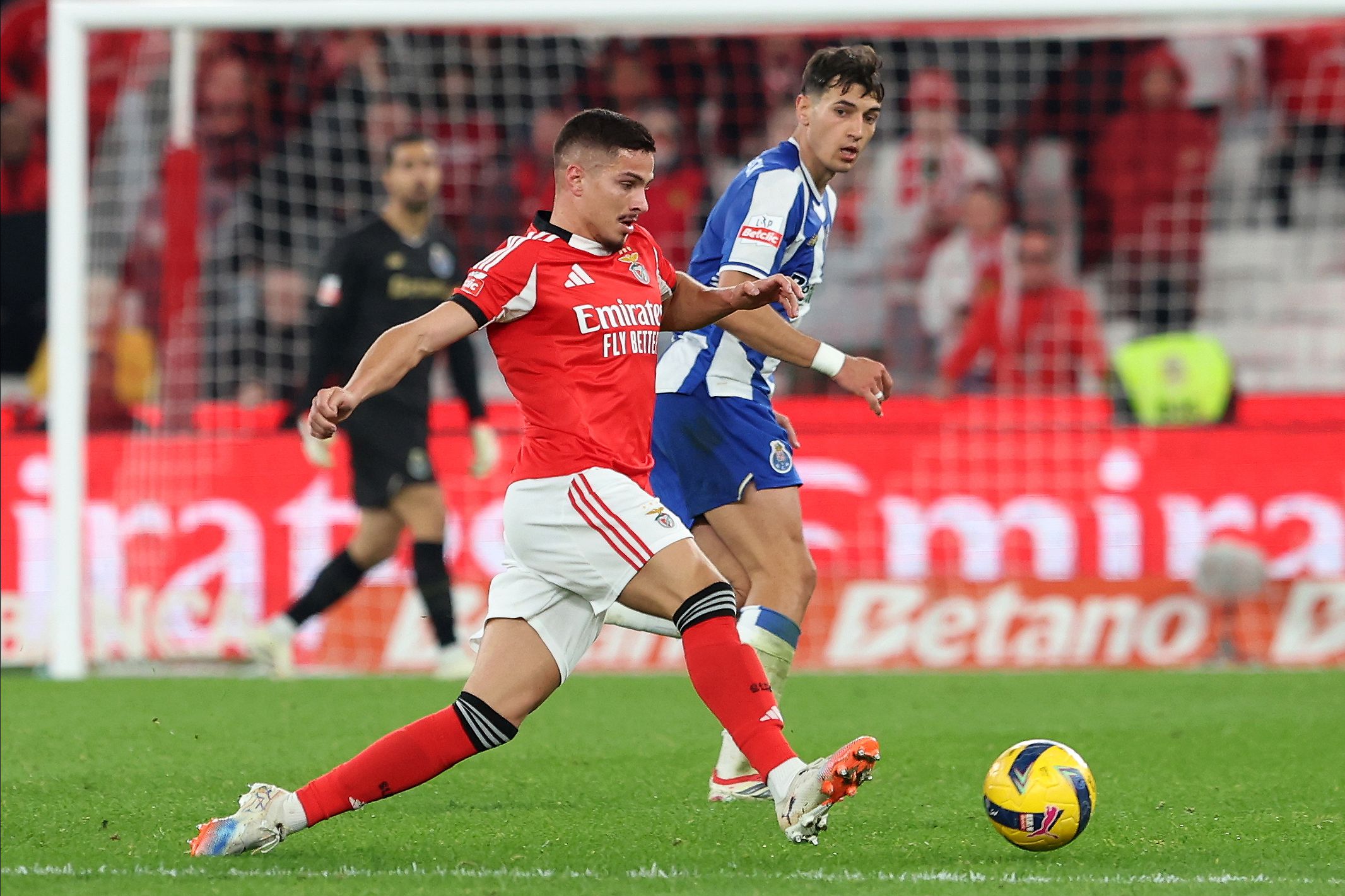 Ivanovic entrou bem no clássico com o FC Porto e ofereceu o golo do empate a Leandro Barreiro — Foto: Catarina Morais/Kapta+