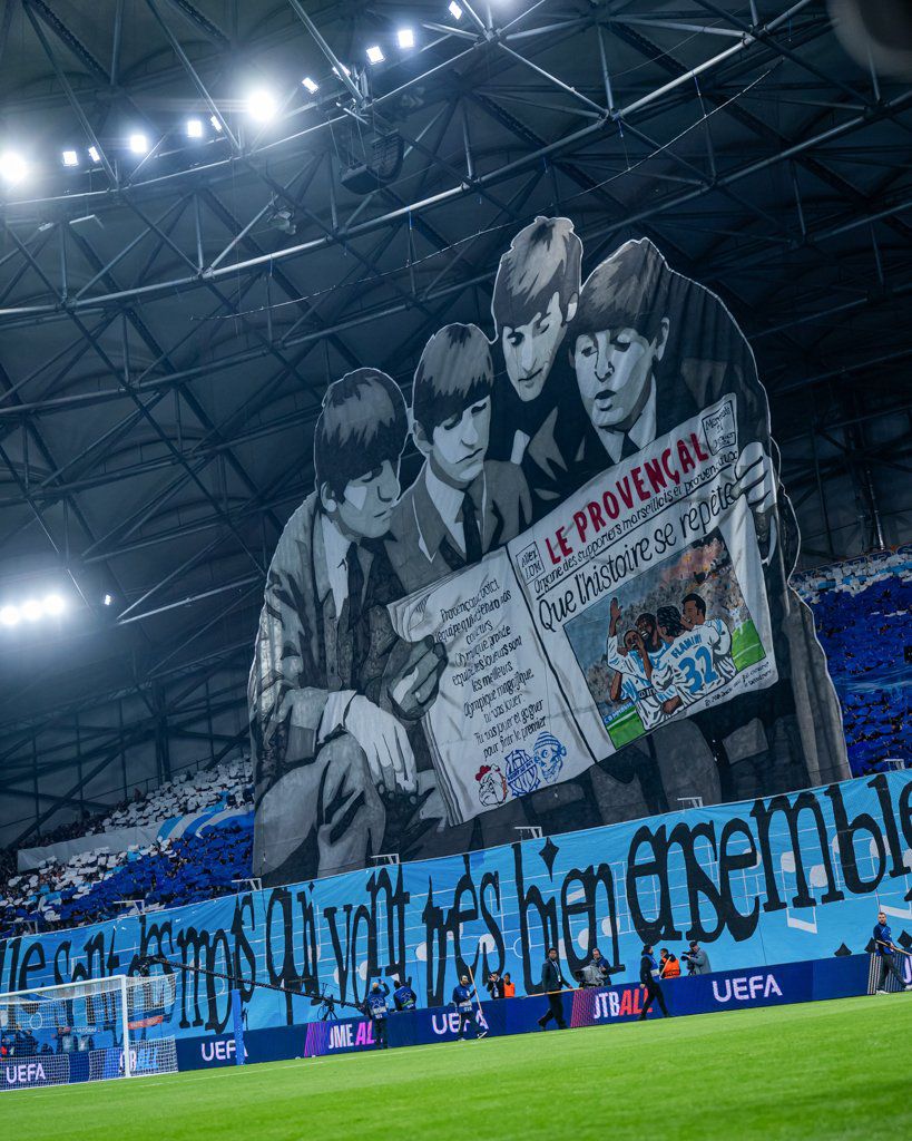 Marselha-Liverpool (Liga dos Campeões, 21 de janeiro de 2026)
A imagem mostra os quatro membros da banda britânica The Beatles a ler um jornal. O jornal tem como título «Que a história se repita»
FOTO: X