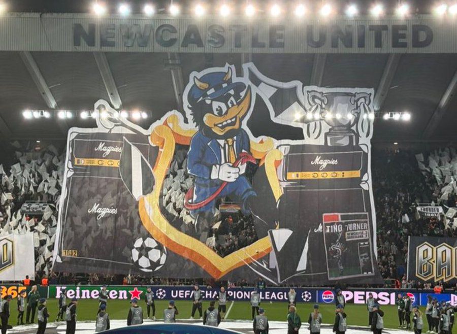Newcastle United-Barcelona (Liga dos Campeões, 18 de setembro de 2025)
Ilustra uma figura caricata a arrombar um cofre com um troféu no interior, simbolizando a ambição do clube em conquistar títulos e reafirmar-se nas competições europeias. 
FOTO: X